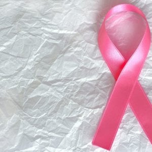 Tumore al seno, un nuovo farmaco salva la vita al 70% delle giovani